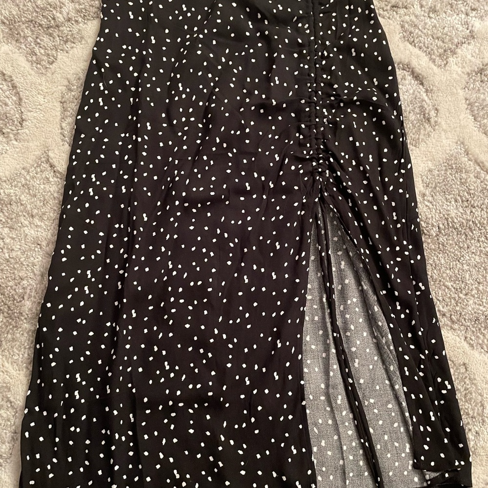 Polka dot skirt with a slit on the side. There is no size listed. I’d say small.